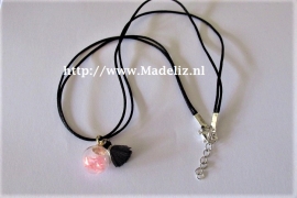 Ketting met geluk-bolletje roze/zwart