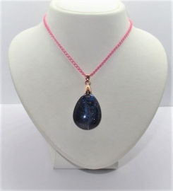 Druppel-hanger blauw met roze ketting