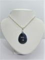 Donker blauwe druppel met ketting